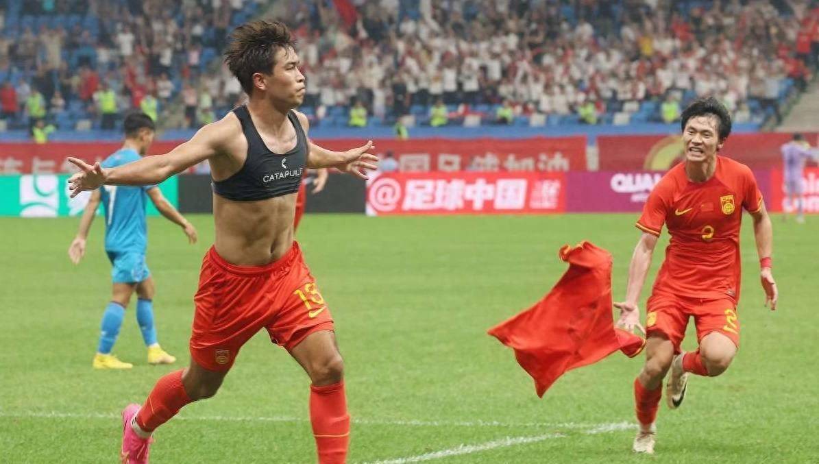 包含纵论足球风云再起，国内足球界热情高涨的词条